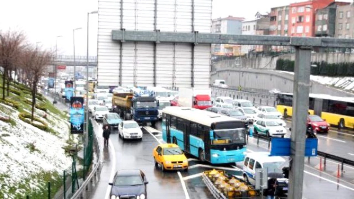 Okmeydanı\'nda Şüpheli Pankarta Bağlı Kutu, D-100 Karayolunu Trafiğe Kapattırdı