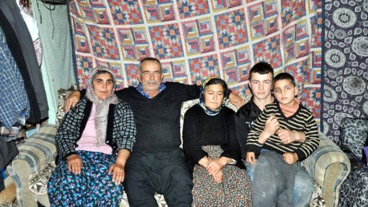 Evi Yanan Adam, 3 Eşi ve 7 Çocuğu ile Çadırda Yaşıyor