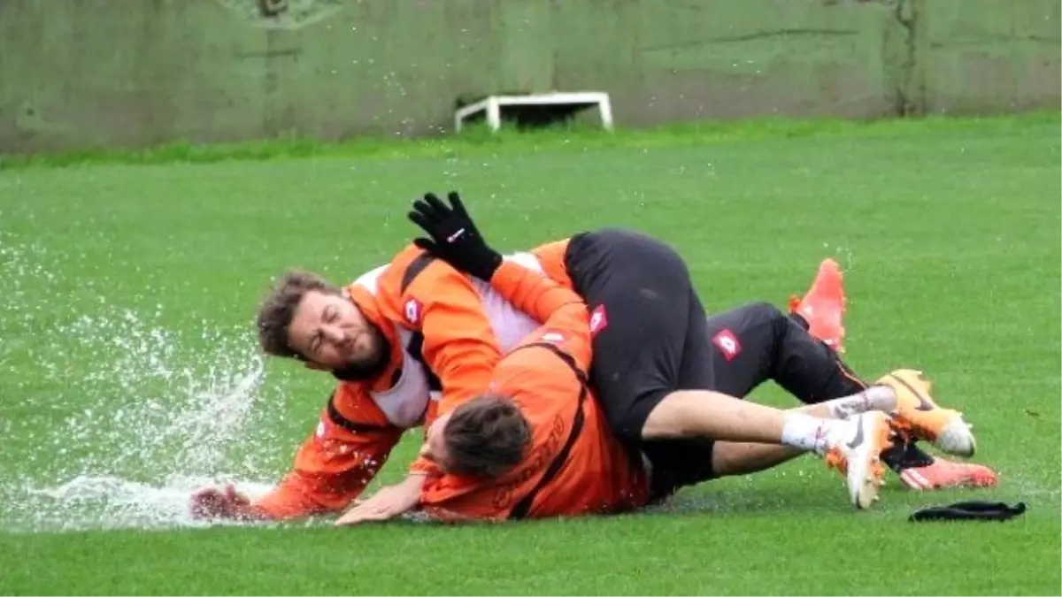 Adanaspor, Gaziantep Büyükşehir Belediyespor Maçı Hazırlıklarını Yağmur Altında Sürdürdü