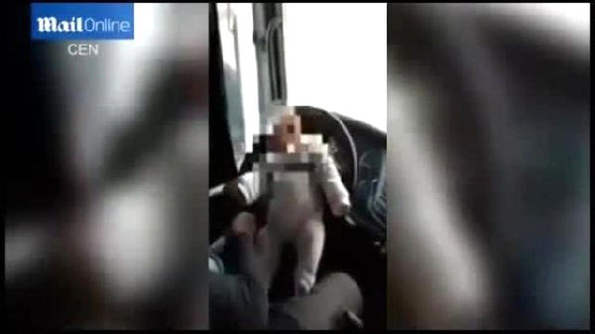 Bebeğini Direksiyona Bağlayarak Araç Kullanan Baba İnfial Yarattı