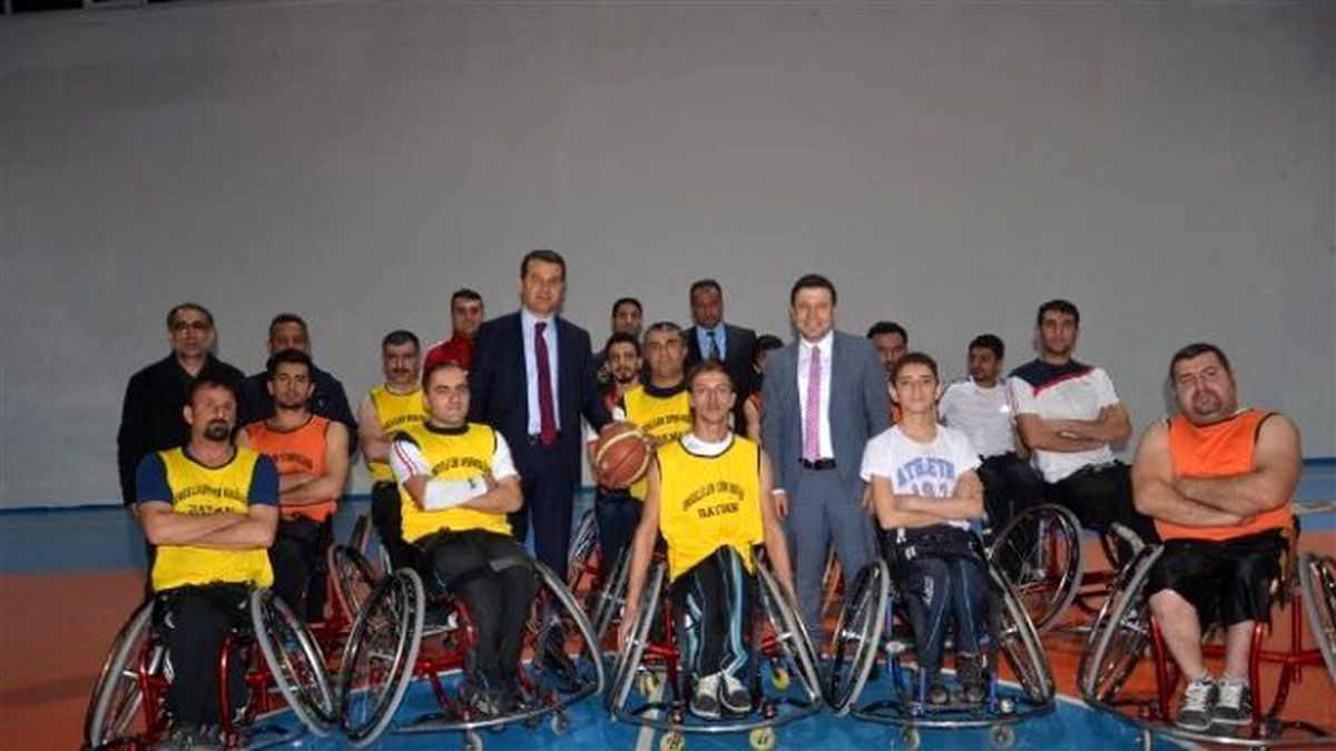 Bedensel Engelliler Tekerlekli Sandalye Basketbol Takımına Vali Çelik\'ten Moral Desteği