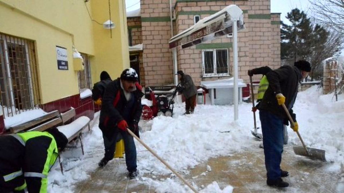 Bozüyük\'te Camilerde Kar Temizliği