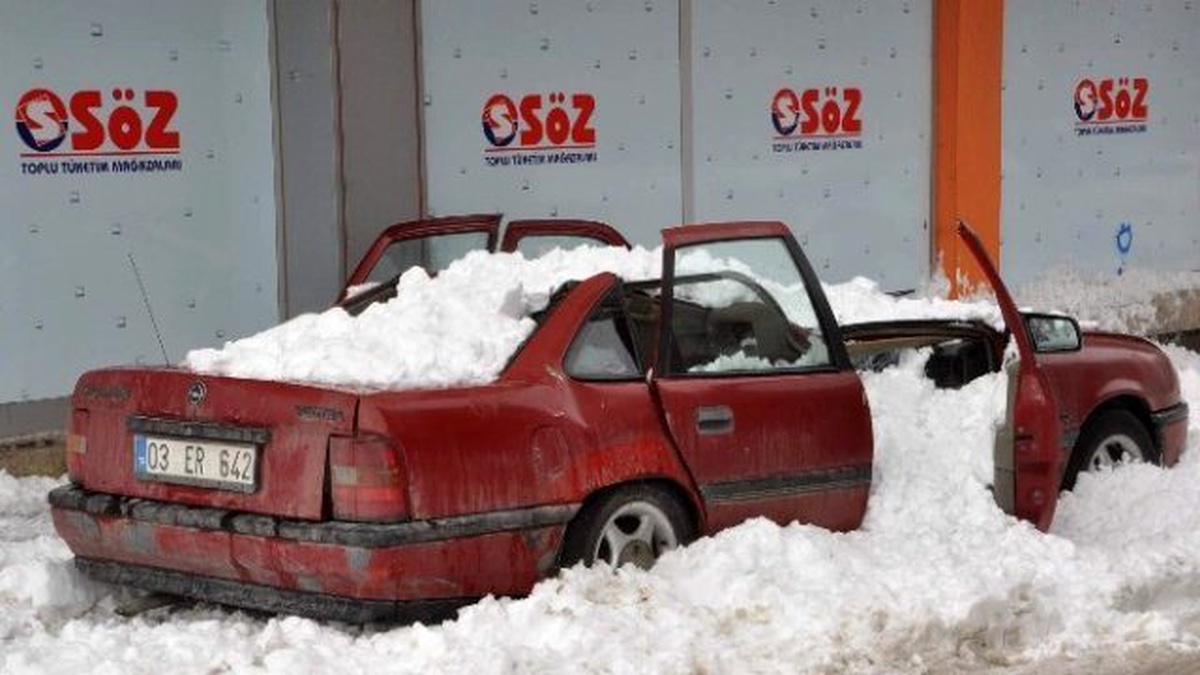 Çatıdan Düşen Kar Kütlesi Otomobili Hurdaya Çevirdi