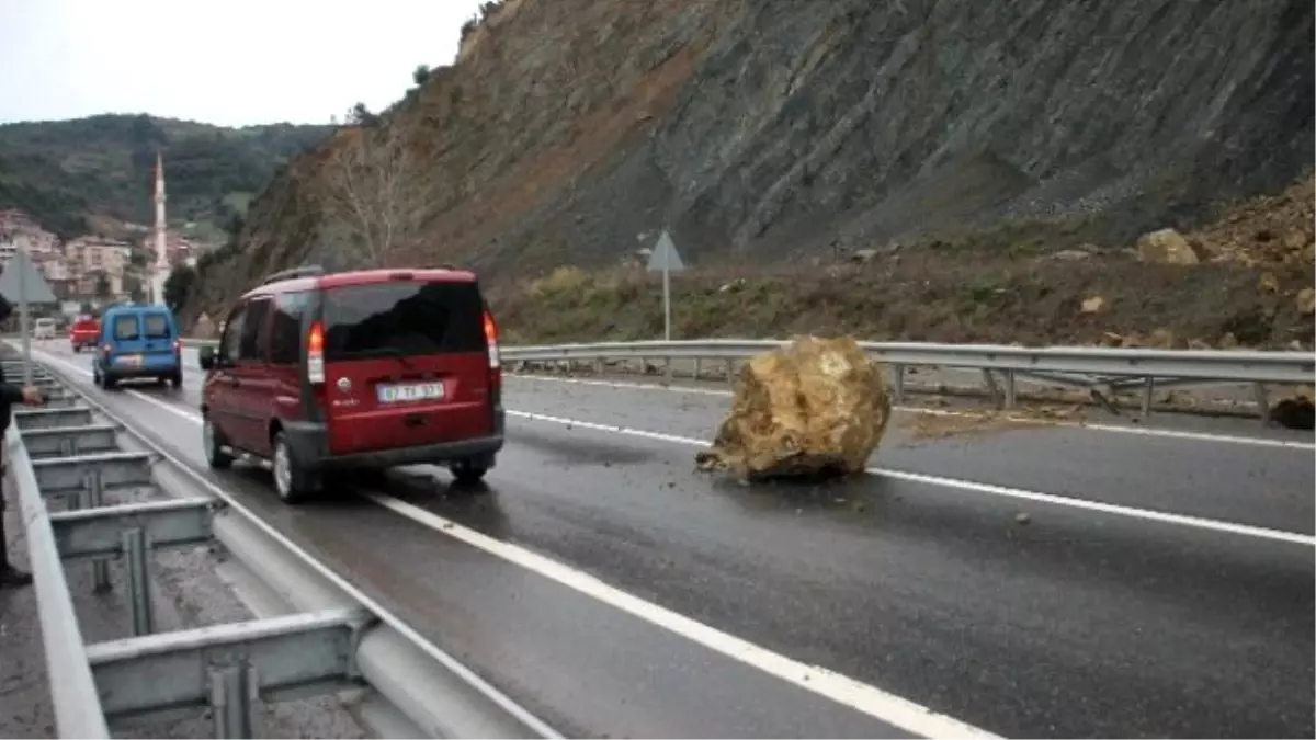 Dağdan Düşen Kayalar Yolu Trafiğe Kapattı