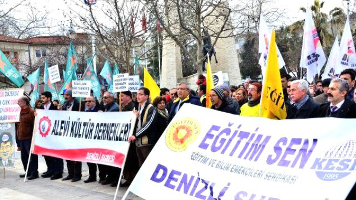 Denizli\'de Okulu Boykot Eden Öğretmenler Yürüdü