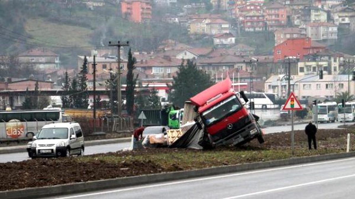 Zonguldak\'ta Dorsedeki Yükü Kayan Tır Yan Yattı