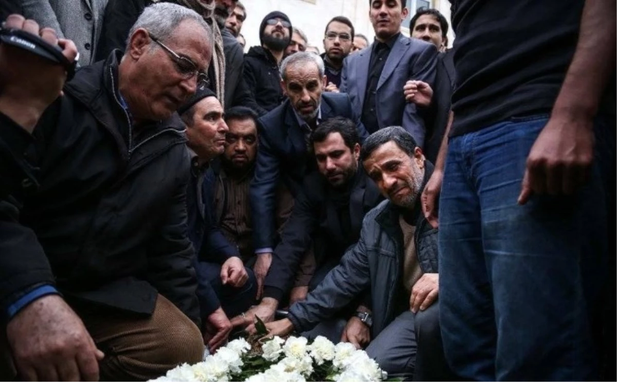 Eski İran Cumhurbaşkanı Ahmedinejad, Ölen Annesinin Mezarına Girdi