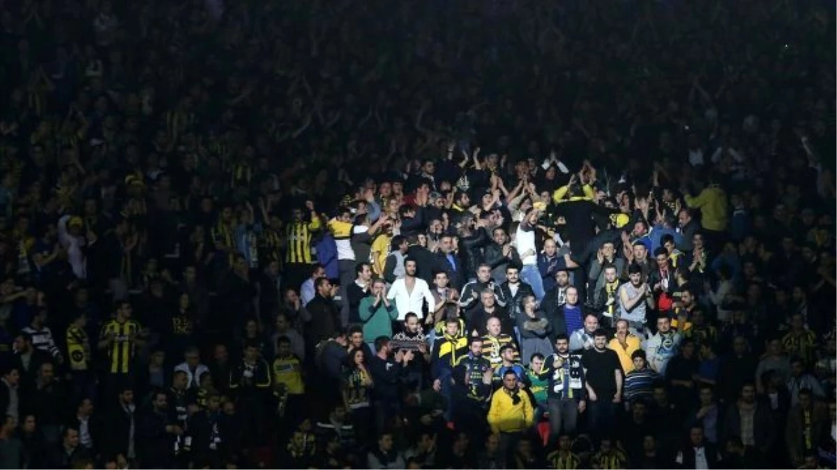 Fenerbahçeli Taraftarlardan Aziz Yıldırım Protestosu
