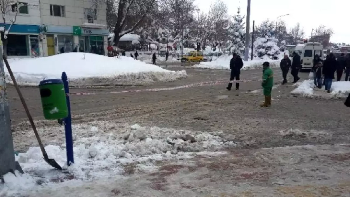 Günün Fotoğrafı: İşçi Emniyet Şeridini Kendine Bağladı