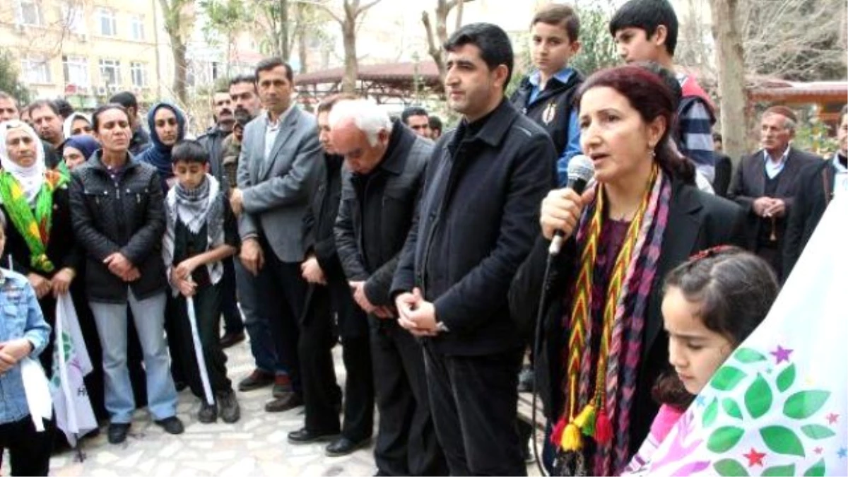 HDP İlçe Başkan Yardımcısı Öcalan Rozeti Taktı