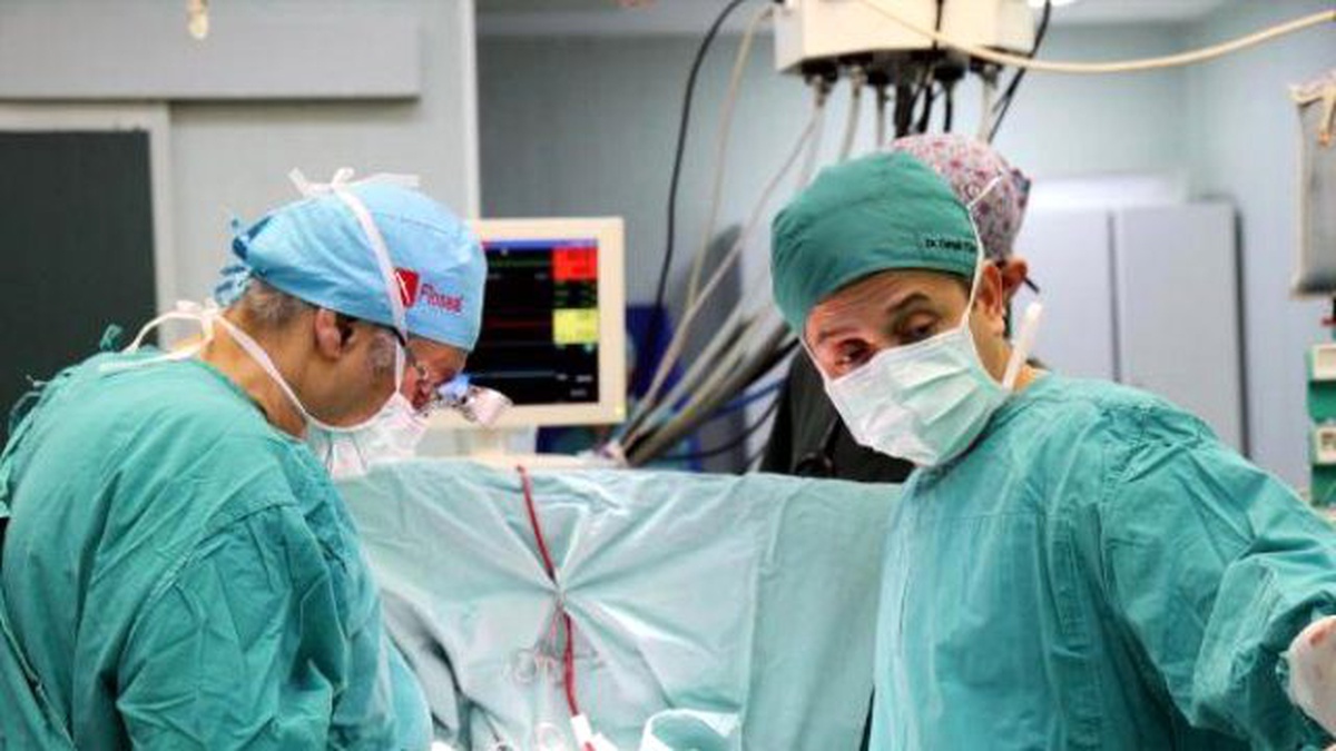 İki Hastaya, Yapay Kalp ve Eriyen Kalp Kapağı Birlikte Takıldı