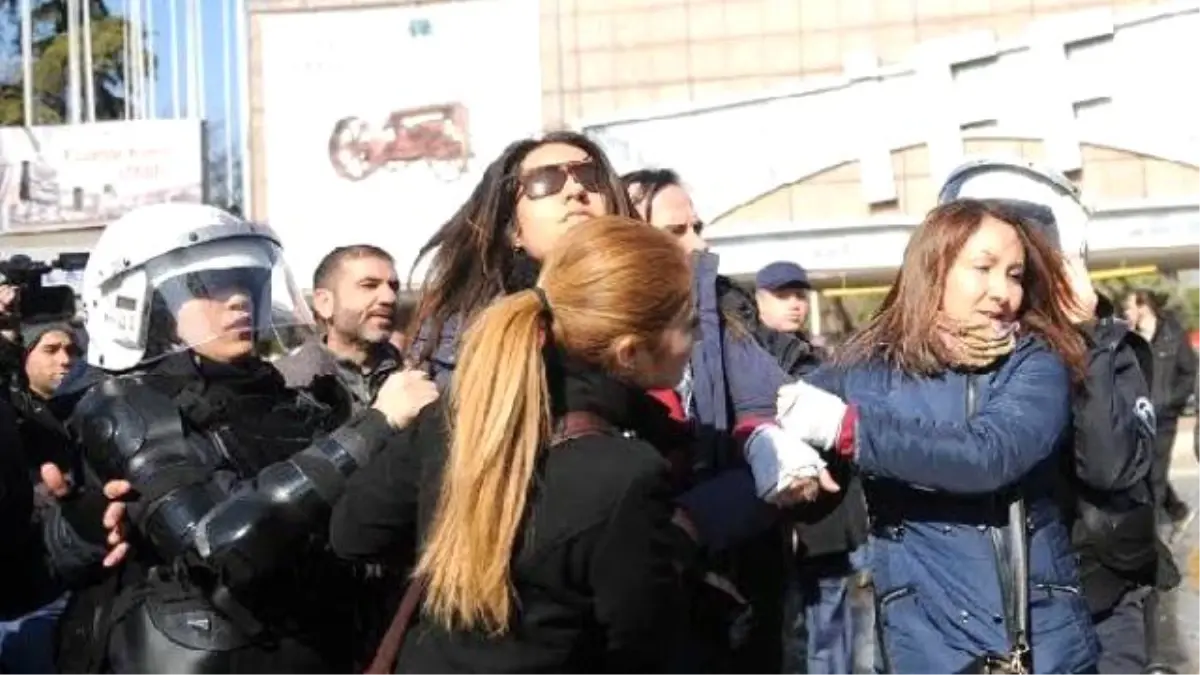 İzmir\'de Boykot Yürüyüşü Gerginliği (5)