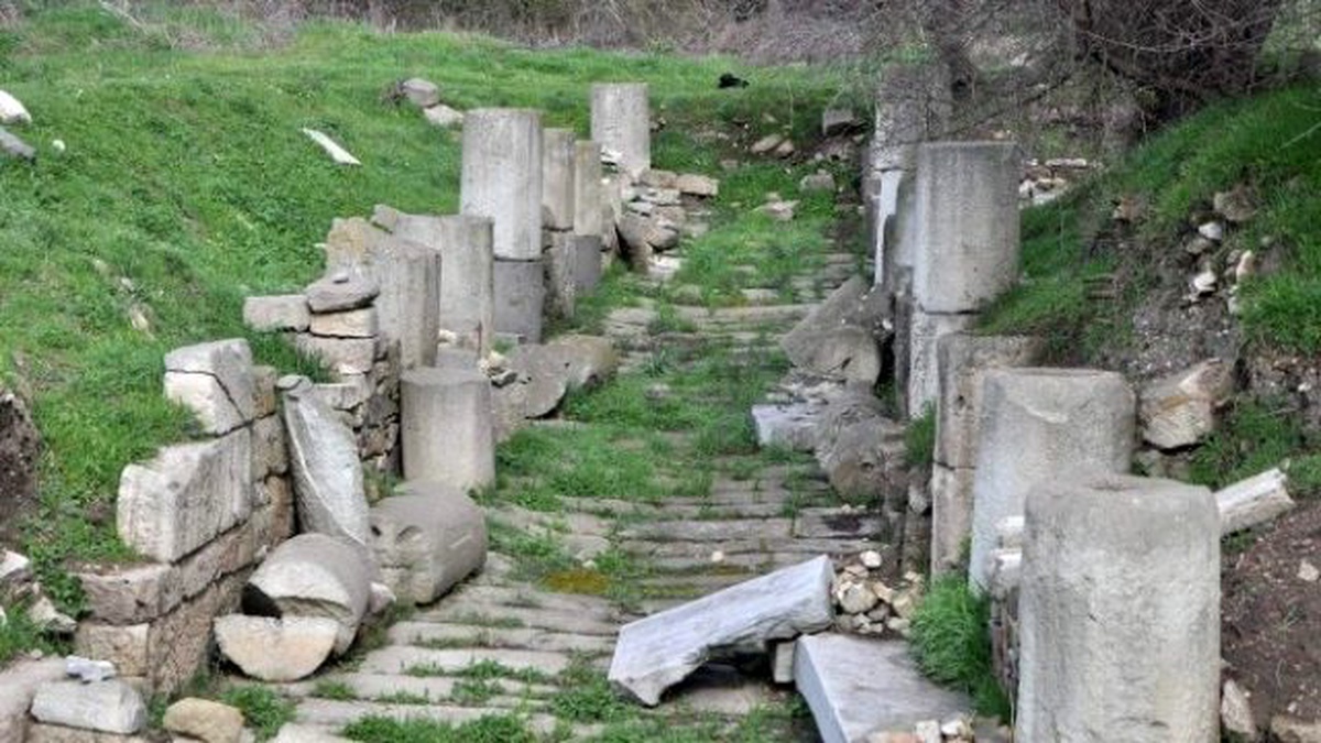 Karaca: "Kyme Antik Kenti Turizme Açılmalı"