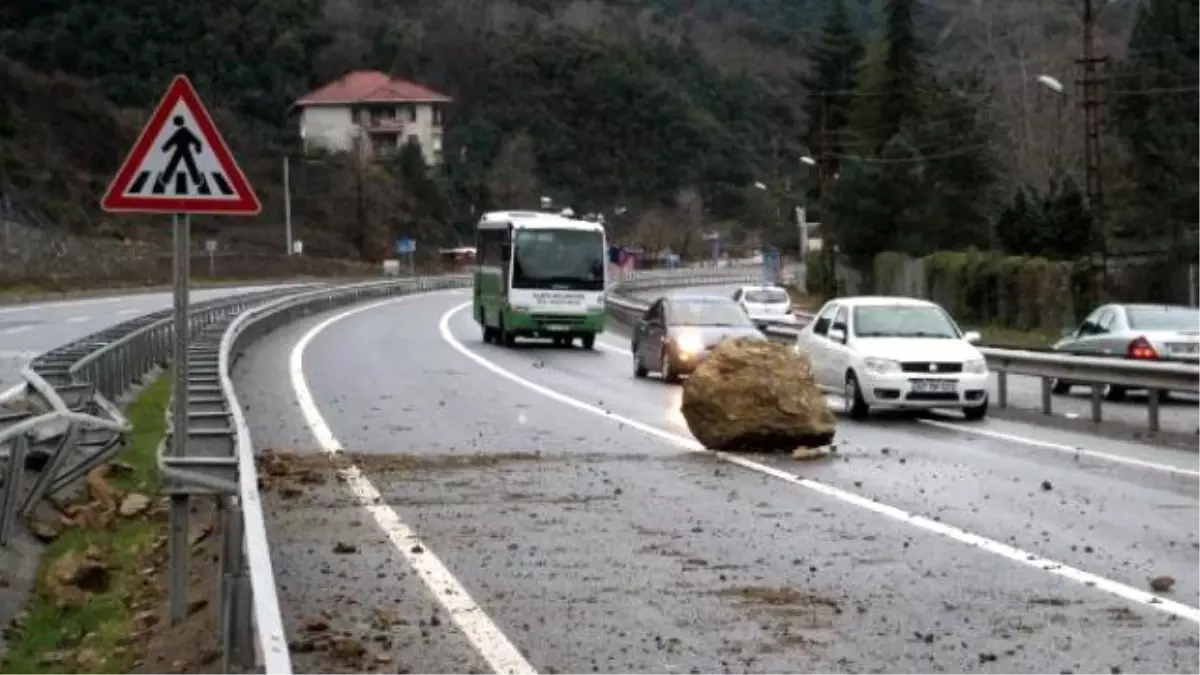 Kaya Parçaları Yola Düştü, Ulaşım Durdu