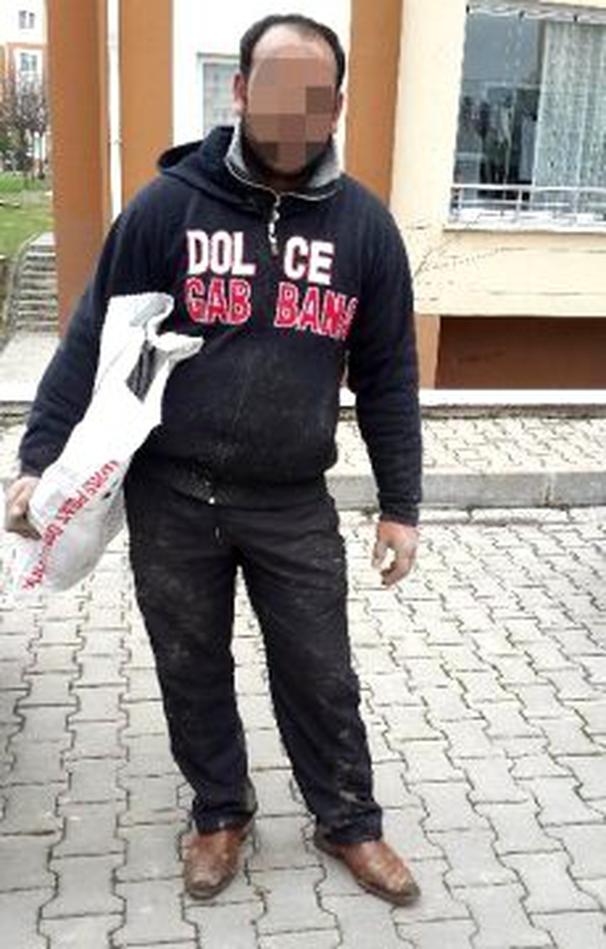 Keserek Çaldığı Kabloları Poşete Koyup Kaçarken Yakalandı