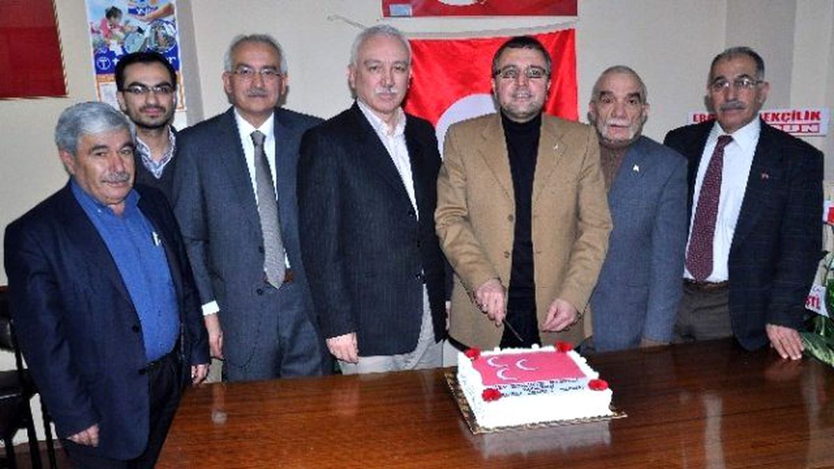 MHP\'nin 46. Yılını Pasta Keserek Kutladılar