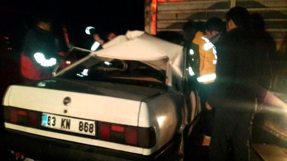 Şanlıurfa\'da Otomobil Tır\'a Çarptı: 2 Yaralı