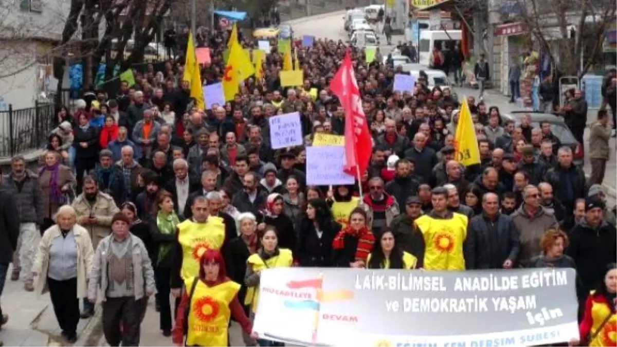 Tunceli\'de Bin Kişi \'Zorunlu Din Dersine Hayır\' Diyerek Yürüdü