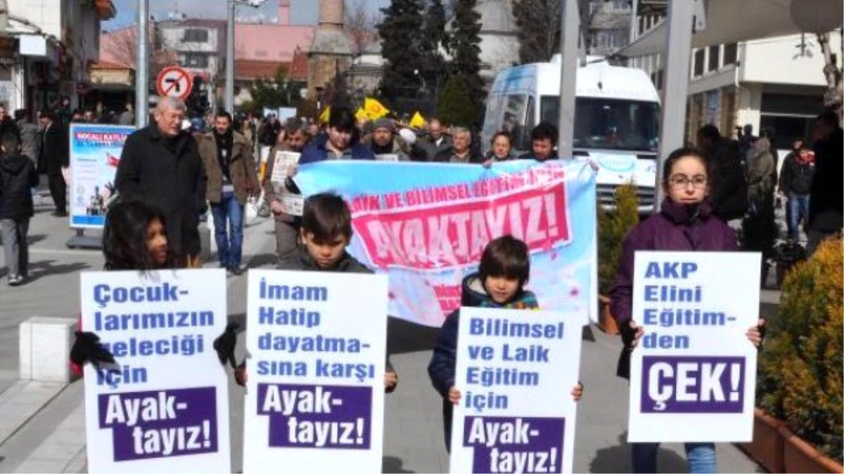 Uşak\'ta Hükümetin Eğitim Politikaları Yürüyüşle Protesto Edildi