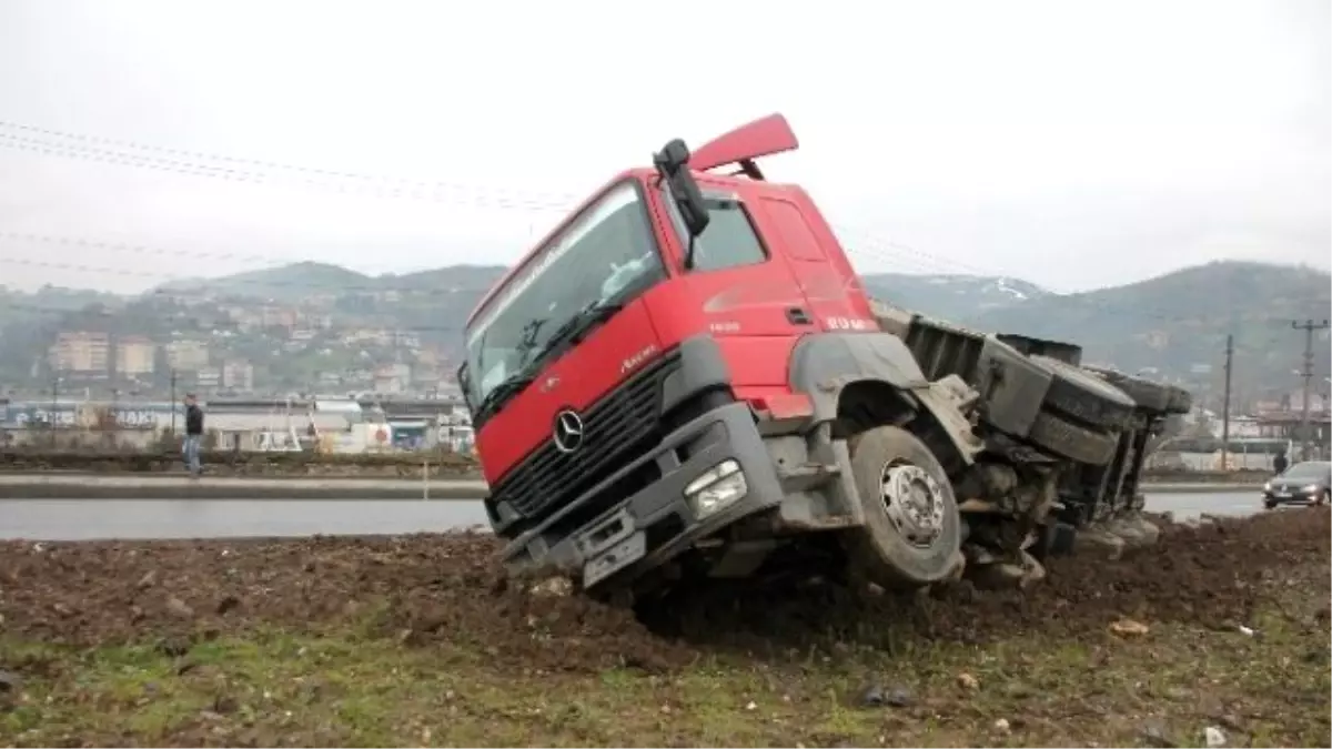 Tırın Yükü Kaydı, Orta Refüje Yan Yattı