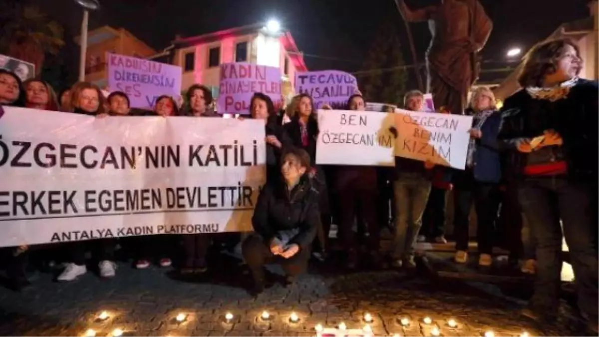Antalya\'da Kadınlar Özgecan İçin Eylem Yaptı