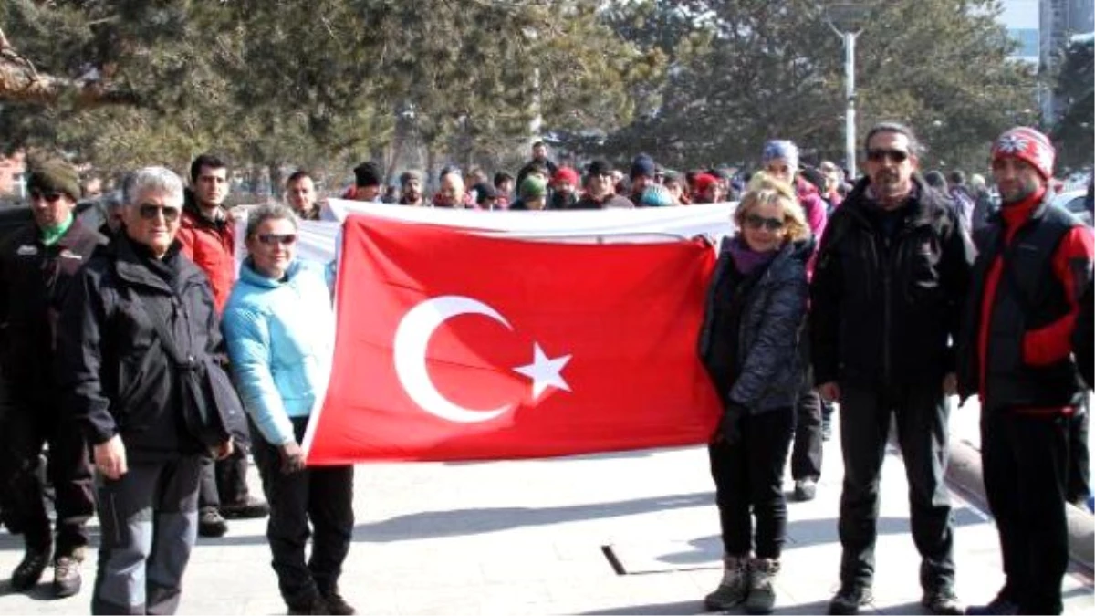 Dağcılardan Kış Eğitim Kampı Öncesi Atatürk\'e Saygı