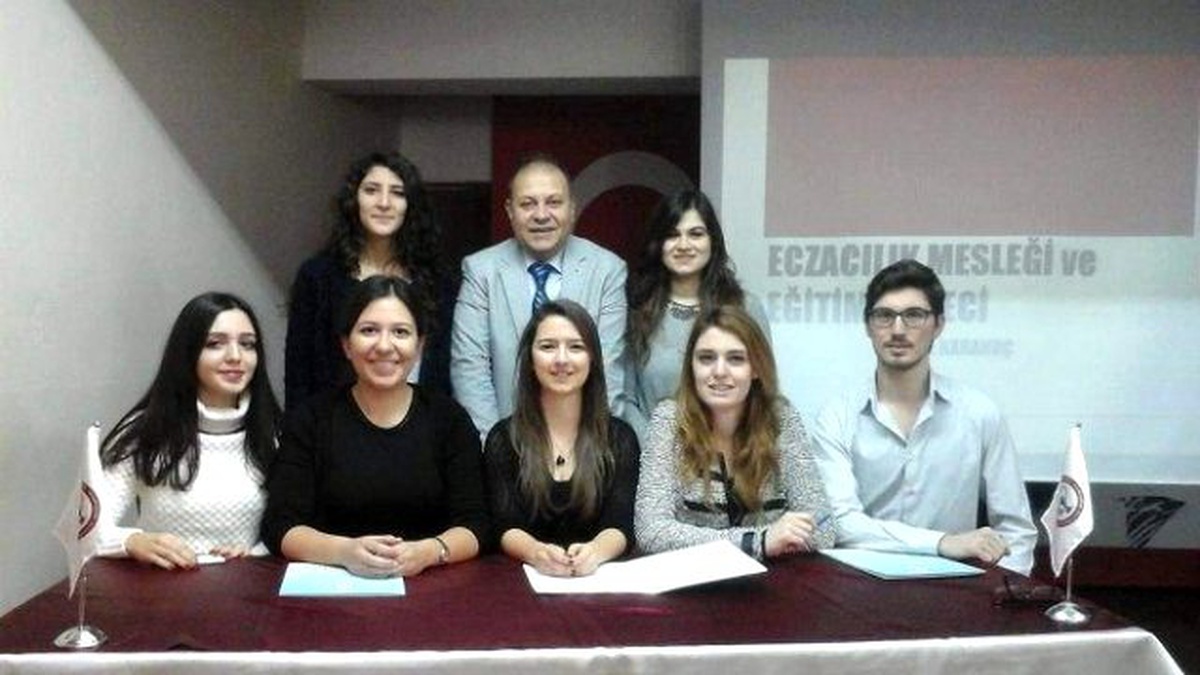 Eczacılık Fakültesi Öğrencileri Mesleklerini Liselilere Tanıttı