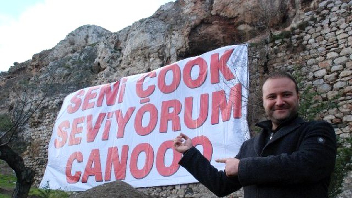 Kaleye Astığı Pankartla Aşkını İlan Etti