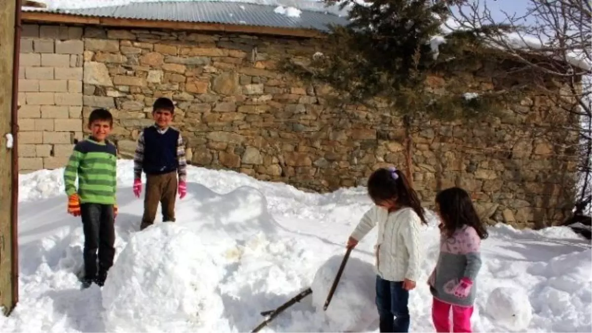 Hakkari\'de Kar Yağışı Çocukları Sevindirdi