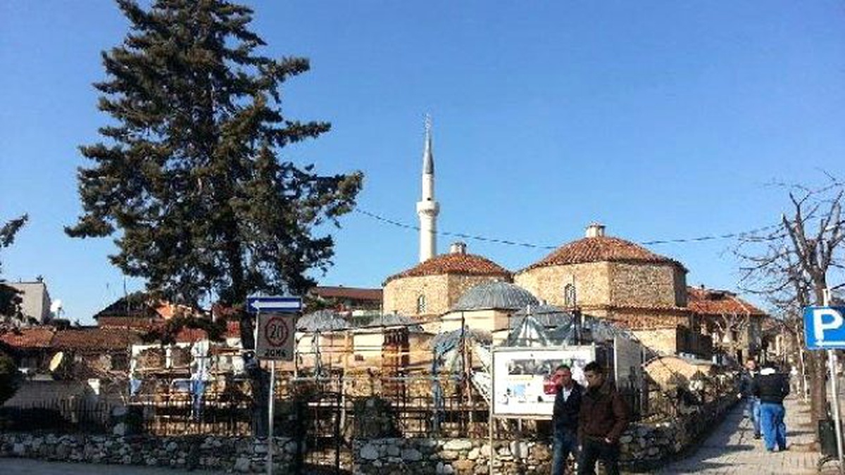 Kosova\'da Tarihi Gazi Mehmet Paşa Hamamı\'nın Kurşunları Çalındı