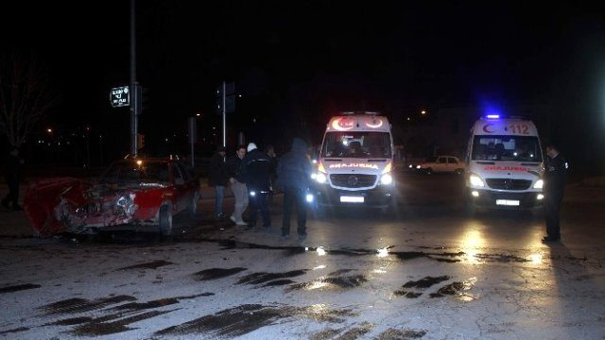 Minibüsle Otomobil Çarpıştı: 4 Yaralı