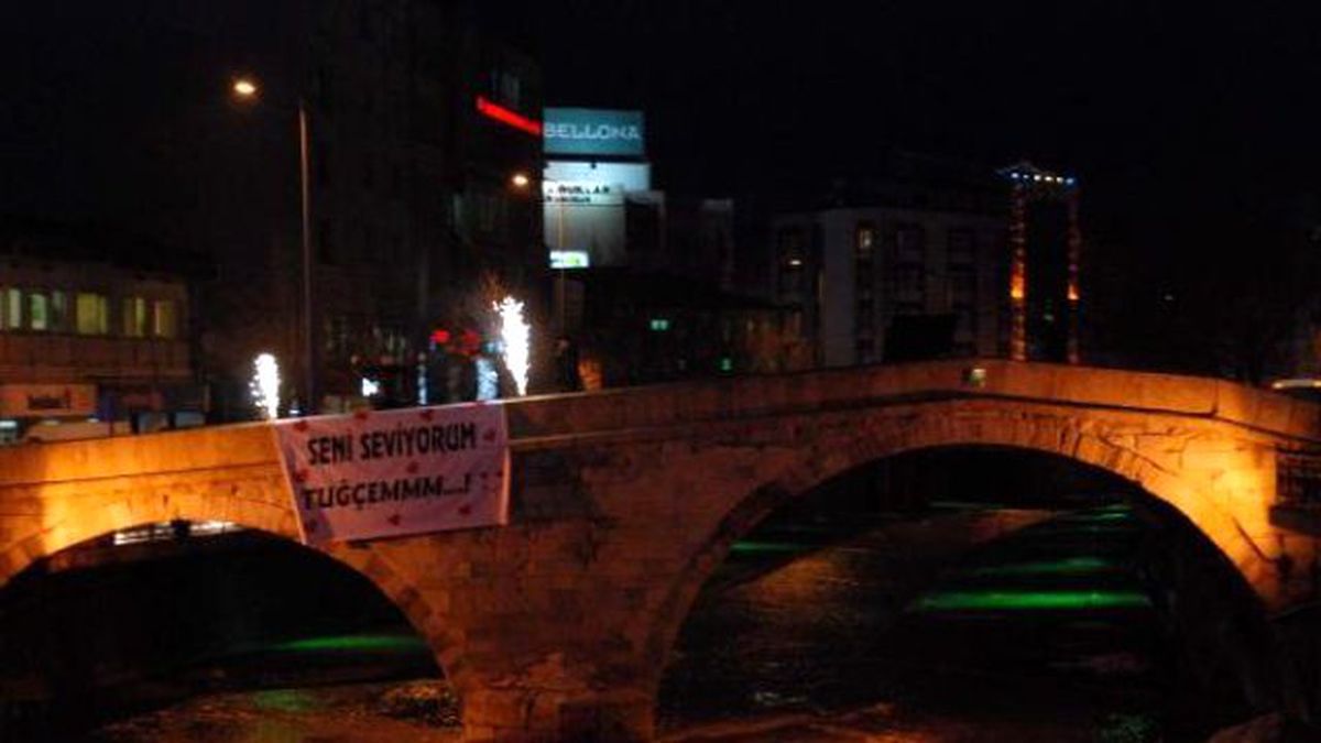 Pankartlı Sevgililer Günü Kutlaması