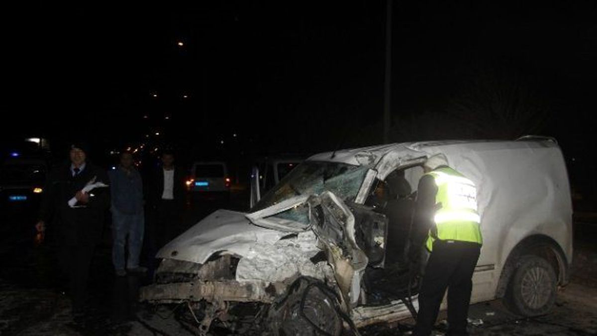 Tır ile Çarpışan Ticari Araç Hurdaya Döndü: 1 Ölü, 5 Yaralı
