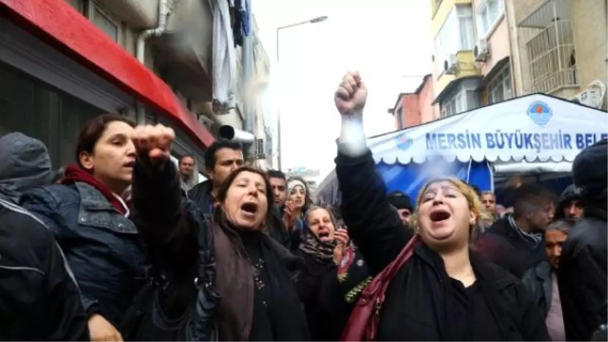 Bakan İslam\'a, Özgecan\'ın Ailesine Taziye Sonrası Protesto