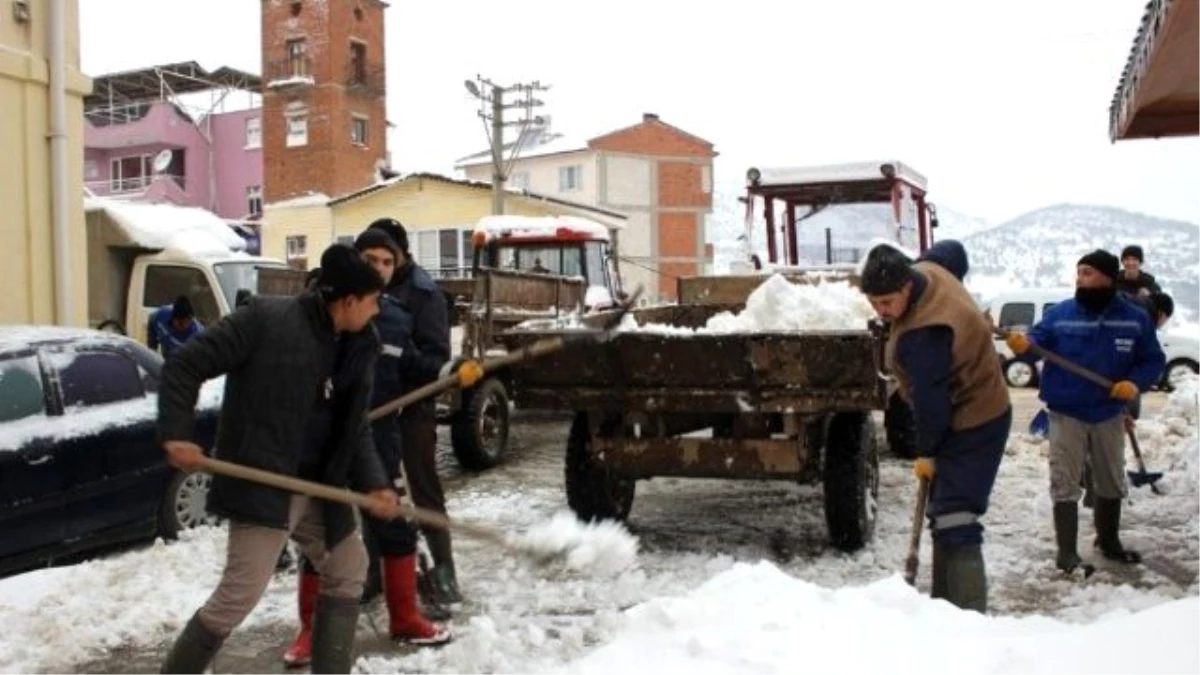 Balya\'da Karda Kapanan Yolları Belediye Açtı