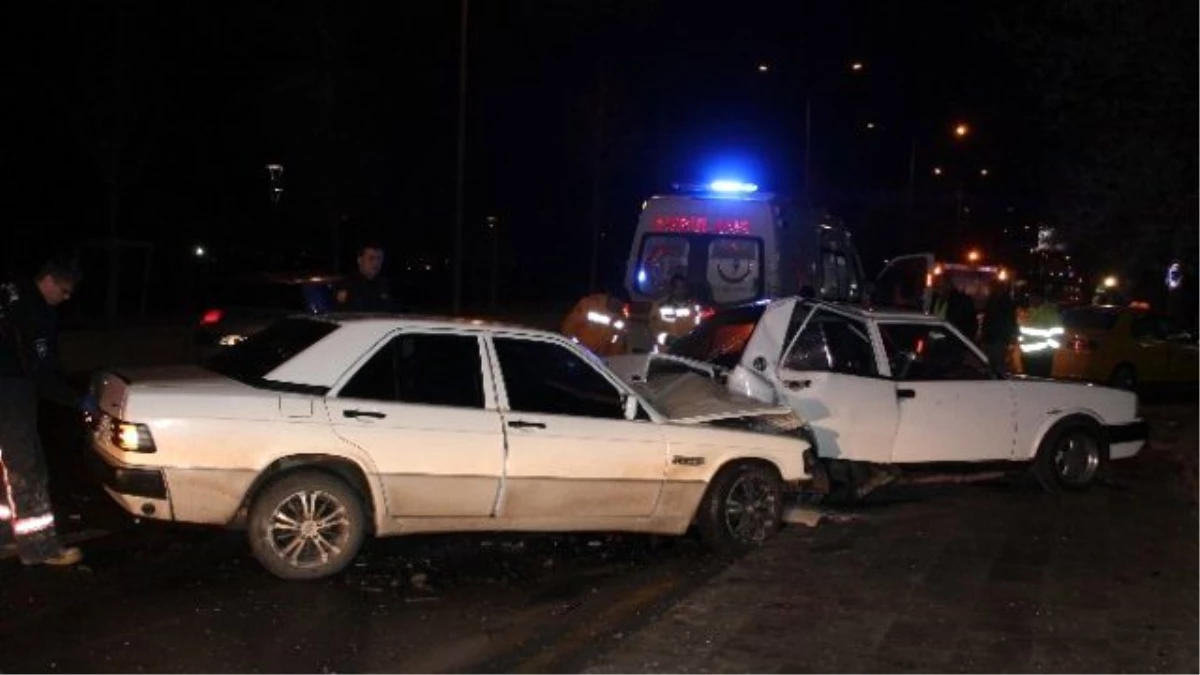 Başkent\'te 3 Kişinin Yaralanmasına Sebep Olan Otomobilin Sürücüsü Olay Yerinden Kaçtı