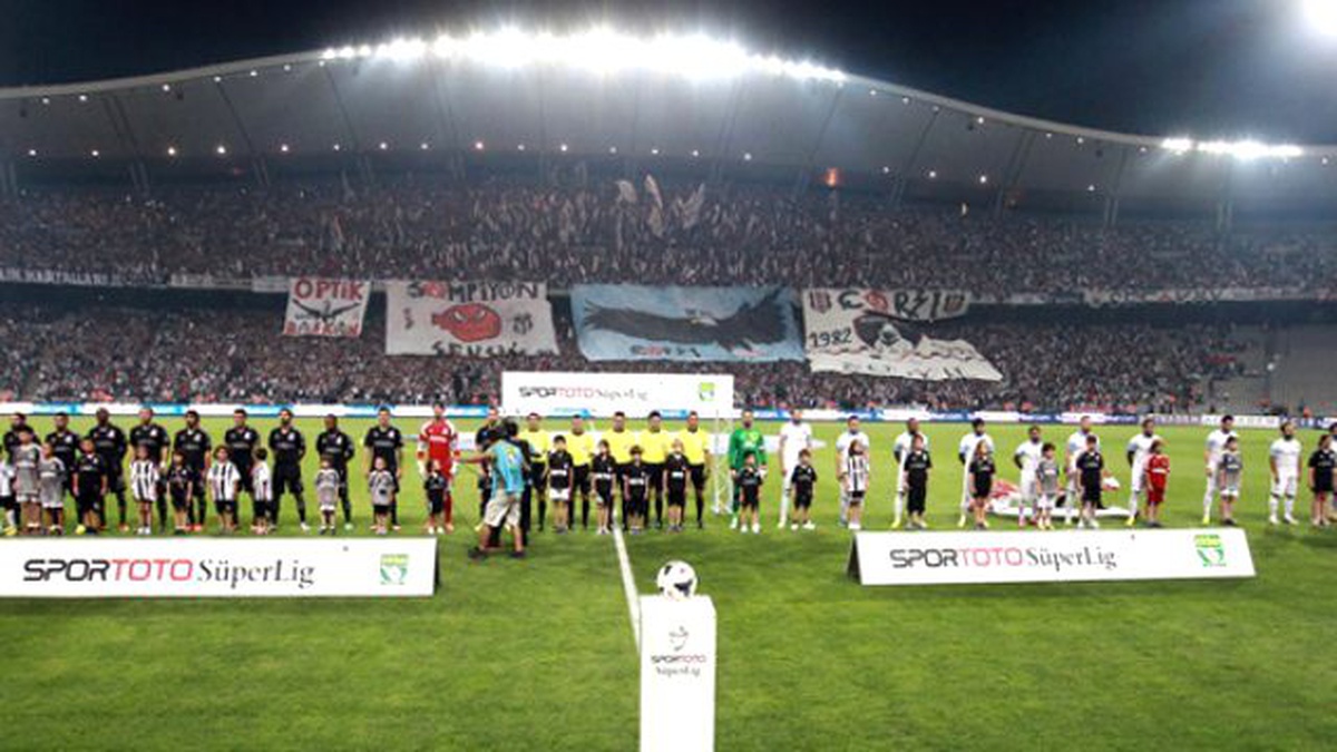 Beşiktaş Taraftarı, Özgecan İçin 1 Dakikalık Sessiz Protesto Yaptı