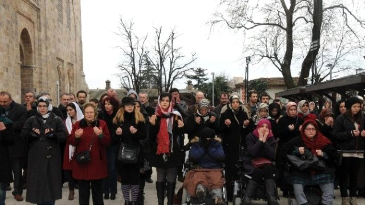 Bursalı Kadınlar, Hunharca Öldürülen Özgecan İçin Gıyabi Cenaze Namazı Kıldı