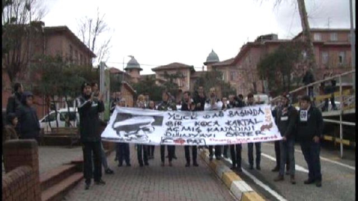 Çarşi Grubu\'ndan Yaşar Kemal\'in Ailesine Ziyaret