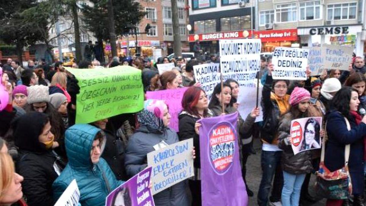 Çorlu\'da Kadınlar Özgecan İçin Yürüdü