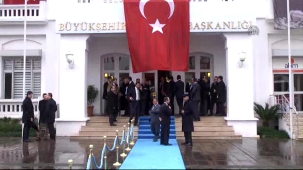 Davutoğlu, Büyükşehir Belediyesini Ziyaret Etti