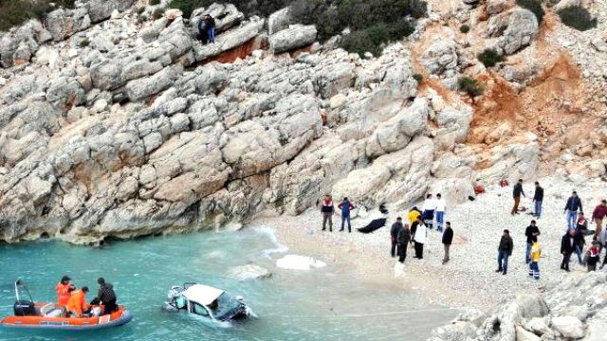 Denize Uçan Otomobilde Aynı Aileden 3 Kişi Öldü