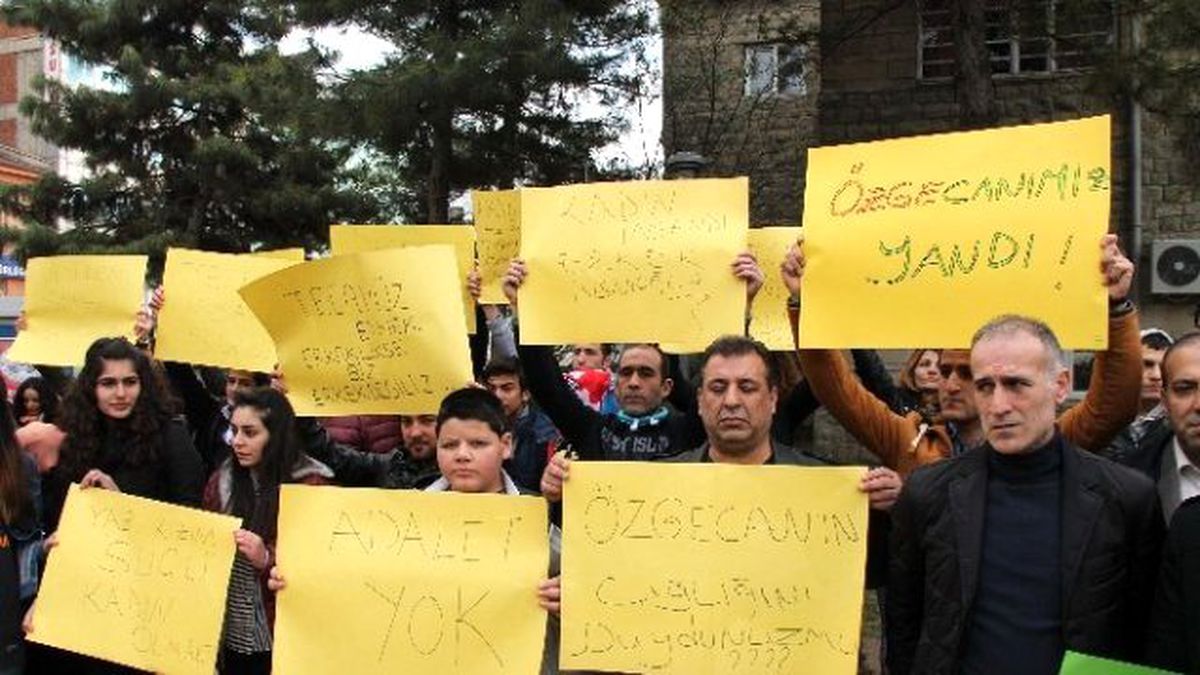 Elazığ Özgecan İçin Yürüdü