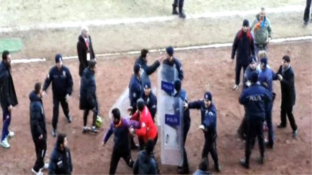 Erzincan\'da Futbol Maçında Sahada Tekme Tokat Kavga