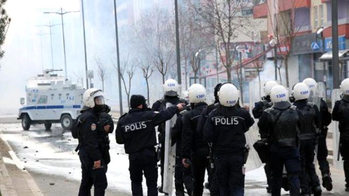 Güneydoğu\'da Bir Çok İlde Öcalan İçin Kepenk Kapatıldı (2)