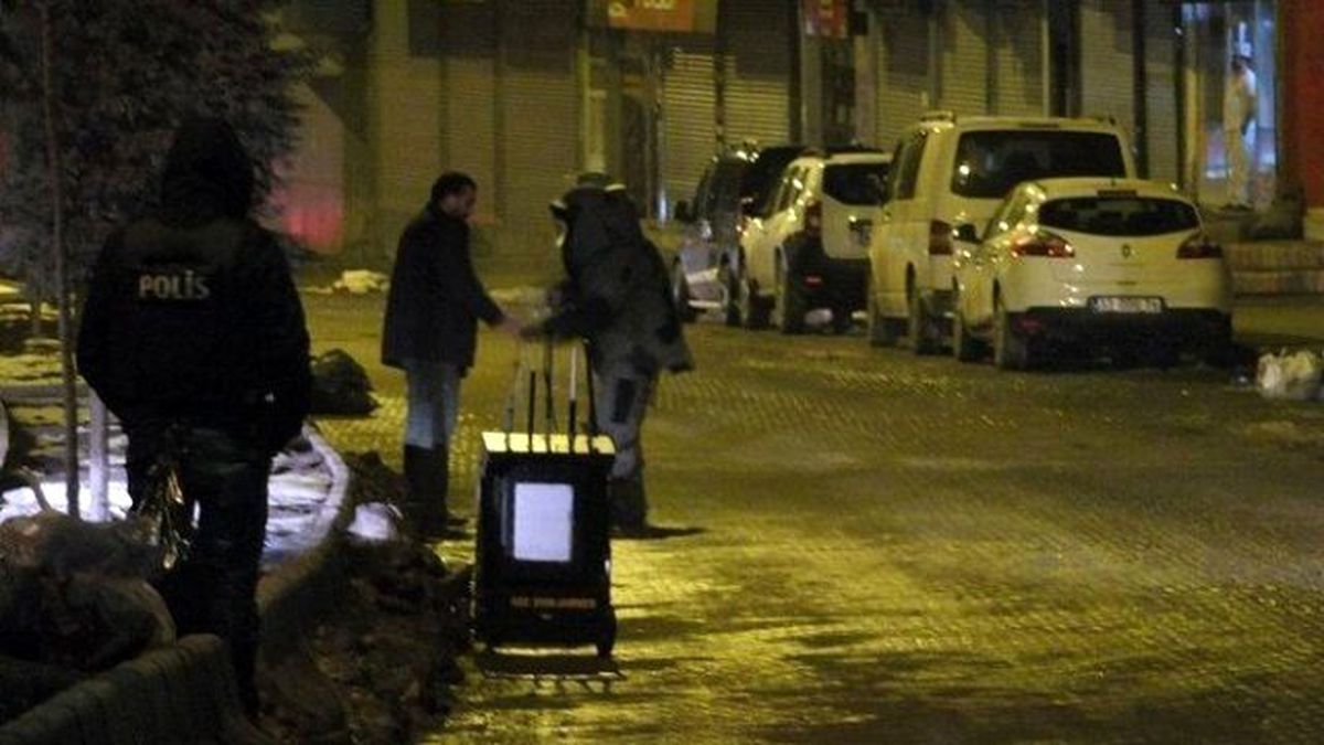 Hakkari\'de 2 Şüpheli Poşet Fünyeyle Patlatıldı