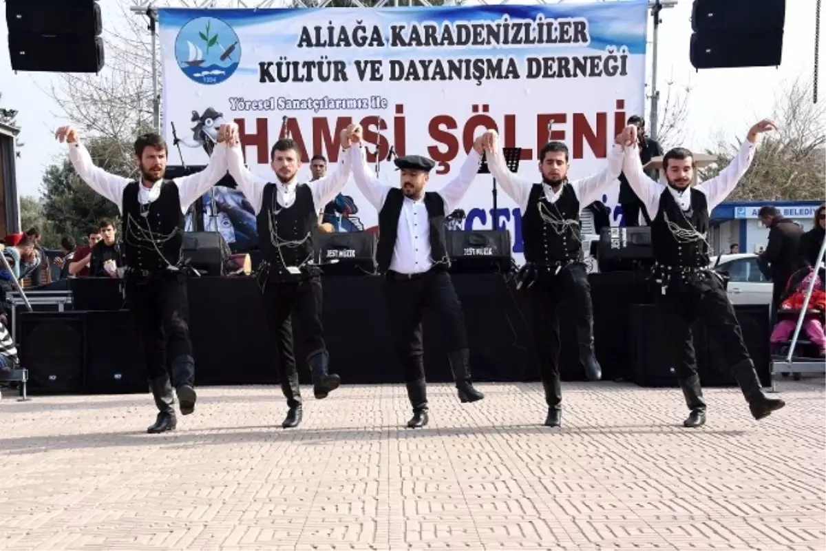 İzmir\'de Karadenizliler Hamsi Şöleninde Coştu