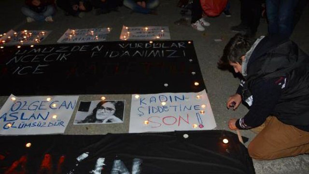 Karabük\'te Özgecan Aslan İçin Mum Yakıp Dilek Balonu Uçurdular