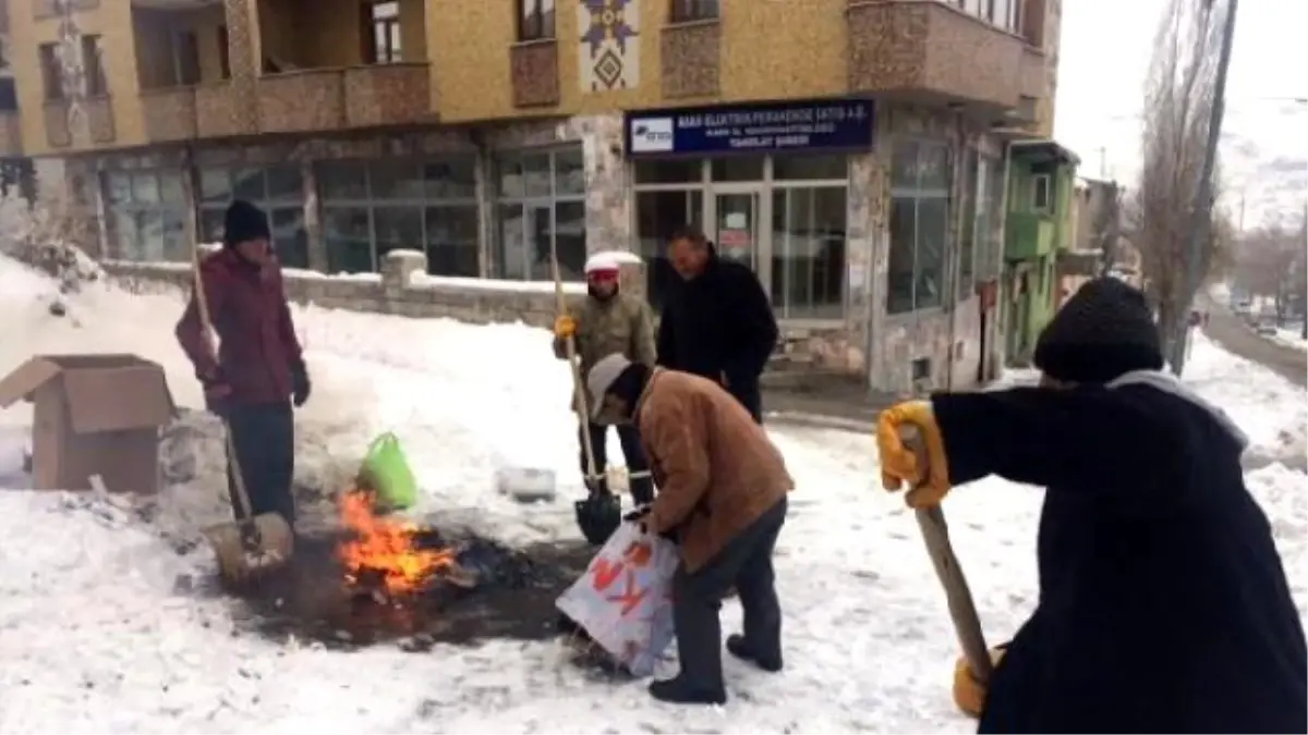 Kars\'ta Temizlik İşçileri Ateş Yakarak Isınıyor