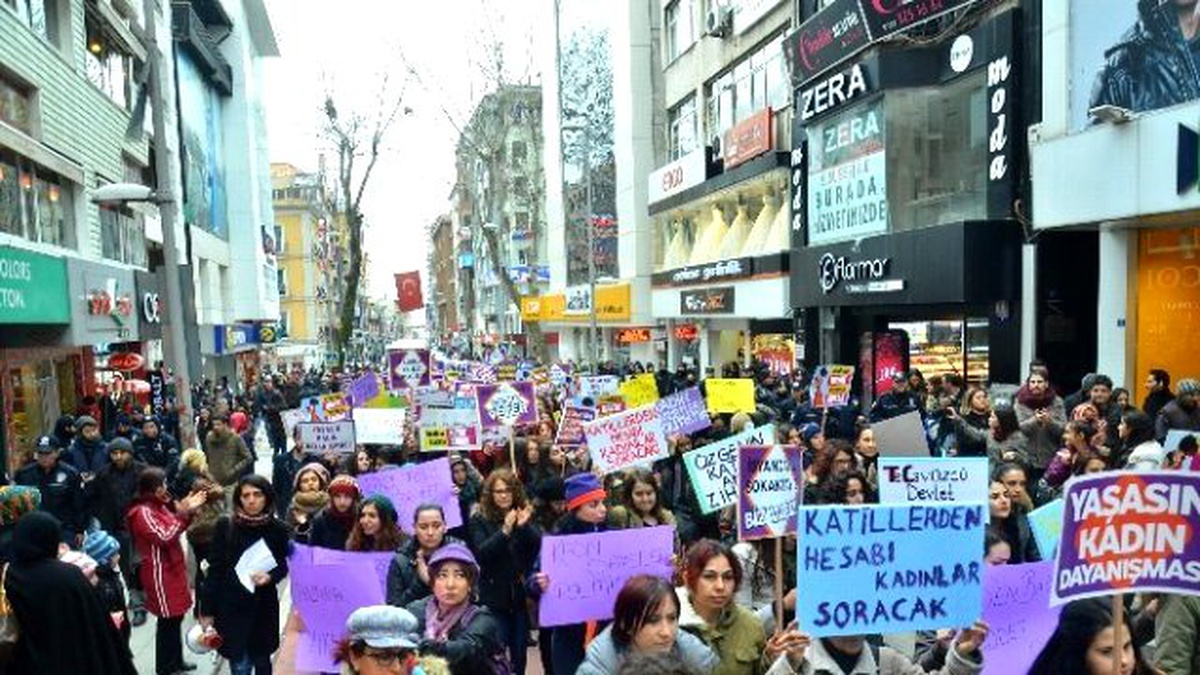 Kocaelili Kadınlar Özgecan İçin Yürüdü